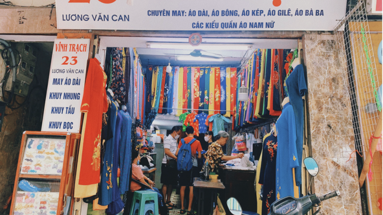 Người thợ may trên phố cổ dành cả cuộc đời gìn giữ tà áo dài Việt Nam