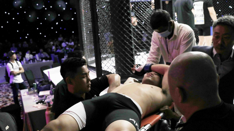 Bị lật gối, Hoàng Nam Thắng thua đáng tiếc tại giải MMA khốc liệt nhất châu Á