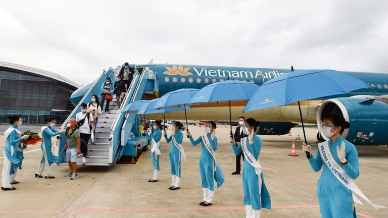 Hàng không Việt Nam đón khách bay thường lệ đầu tiên từ Bắc Kinh sau 3 năm đại dịch Covid-19