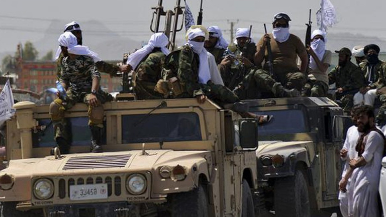 Hình ảnh Taliban tận dụng thiết giáp huyền thoại Mỹ bỏ lại Afghanistan