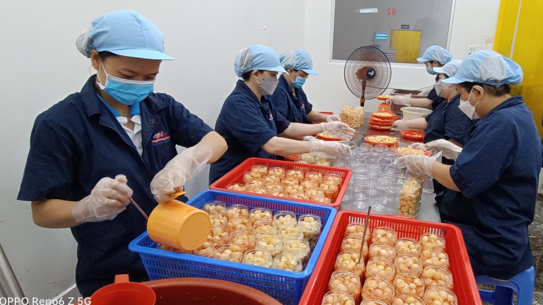 Ngân hàng vào cuộc đua giảm lãi suất, các SMEs vẫn 'dài cổ' chờ