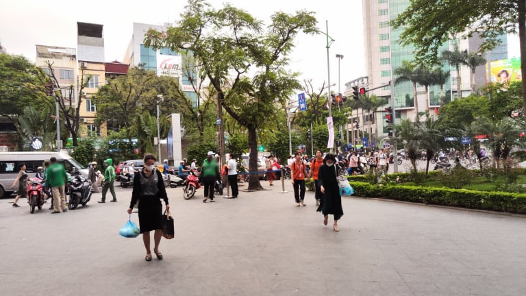 Mưu sinh quanh ga đường sắt Cát Linh - Hà Đông