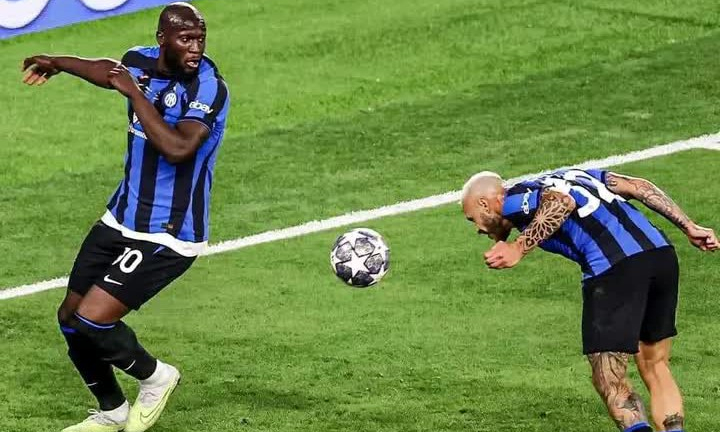 Từ 'bàn tay của chúa' Maradona tới 'cái chân của chúa' Lukaku