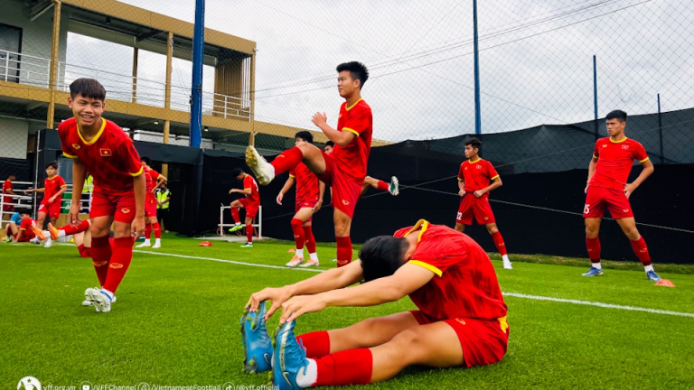 Trung vệ U17 Việt Nam cao 1m91 nổi bật tại sân Rajamangala