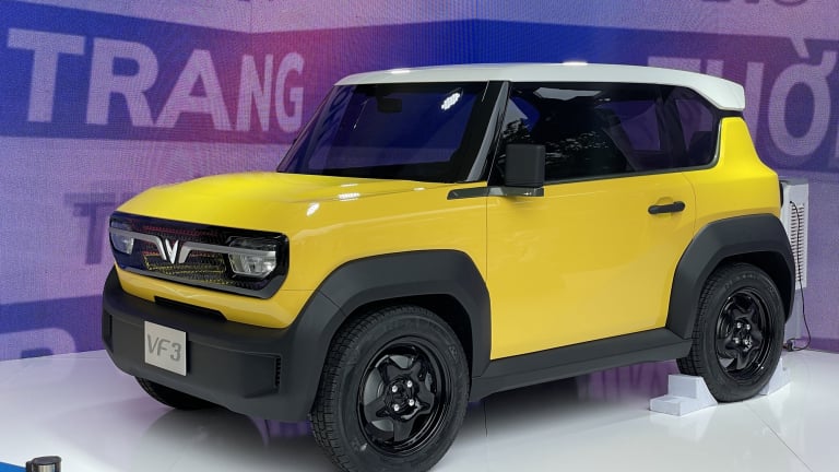 Cận cảnh chiếc xe điện VinFast VF3 siêu nhỏ, màu vàng “cực cháy” ở TP.HCM