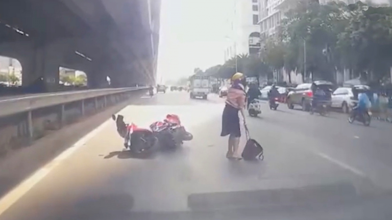 Vụ xe tải cố ý đâm xe máy ở Hà Nội: Công an trả chiếc xe máy cho lái xe grab