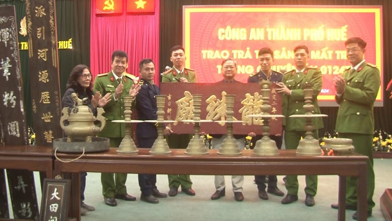 Trao trả tài sản quý bị mất trộm cho Trung tâm Bảo tồn di tích cố đô Huế 