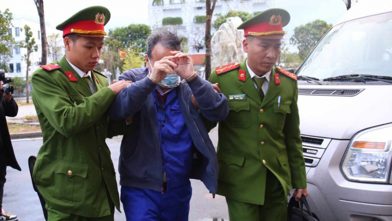 Nhận hối lộ tiền tỷ trong vụ Việt Á nhưng cựu Vụ trưởng vẫn được luật sư cho rằng đã 'xé rào'