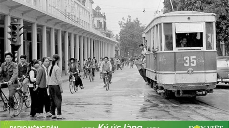 Tiếng tàu điện leng keng vang vọng trên phố cổ