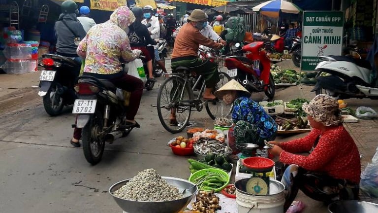 'Lang thang chợ quê' đất An Giang, mê gì đâu đám rau dại, rổ ổi, vài trái dừa khô, ít cá đồng giăng lưới