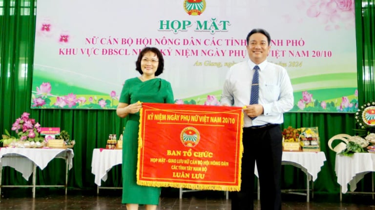 Họp mặt nữ cán bộ Hội Nông dân các tỉnh ĐBSCL tại khu tưởng niệm Chủ tịch Tôn Đức Thắng ở An Giang