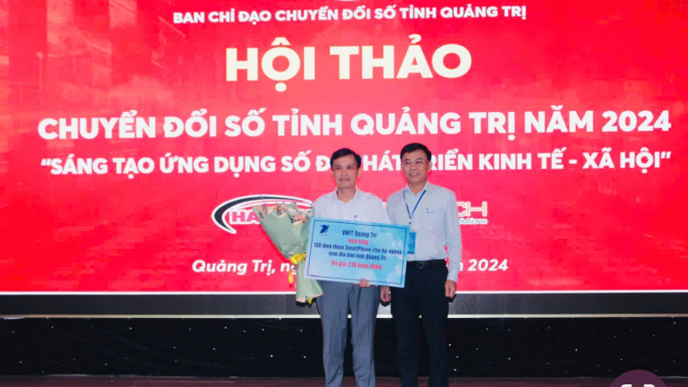 VNPT Quảng Trị trao tặng 130 Smartphone cho hộ nghèo
