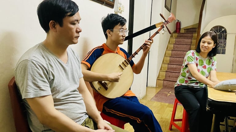 Học sinh khiếm thị bị đa dị tật và niềm đam mê đàn nguyệt