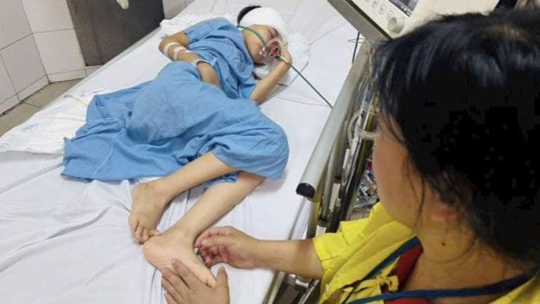 Người mẹ nghèo cắm cả sổ đỏ nhưng không đủ tiền chữa bệnh U não cho con gái