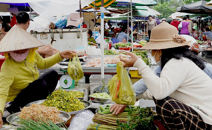 Nước tràn đồng ở vùng đầu nguồn Đồng Tháp, ra chợ trên trời dưới đặc sản, càng cua đồng to bự thế này đây