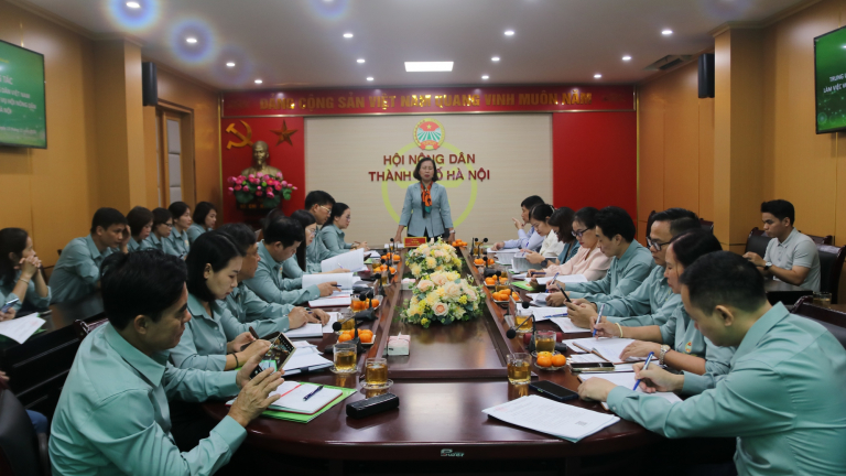 Phó Chủ tịch T.Ư Hội NDVN Bùi Thị Thơm nhấn mạnh vai trò Hội Nông dân Hà Nội dẫn dắt hội viên phát triển