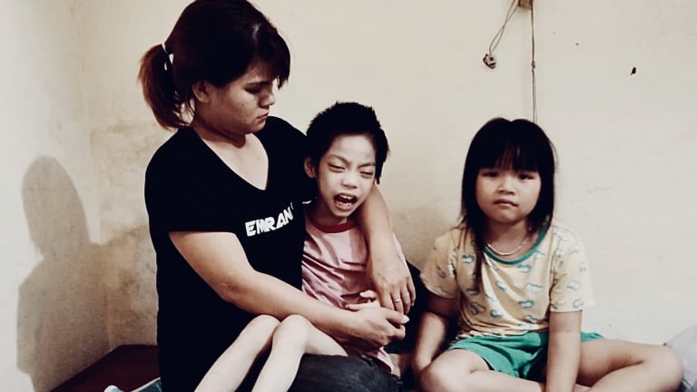 Ngược xuôi nam bắc chữa bệnh động kinh, teo não cho con, gia đình cháu bé kêu cứu