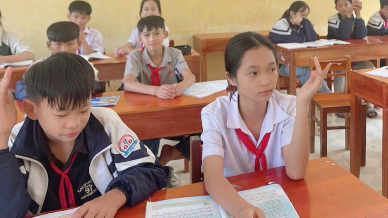 Cô bé lớp 7 đi hái chè thuê, ước mong làm bác sĩ