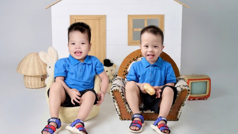 Tai ương dồn dập, cha mẹ trẻ bán nhà cứu con sinh đôi bị bại não và ung thư máu