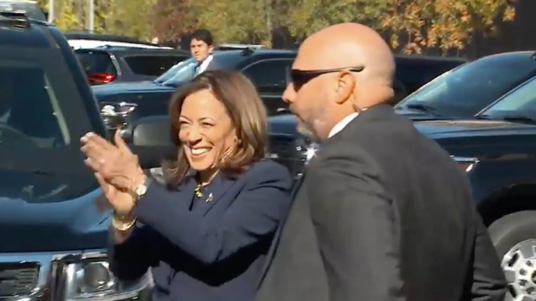 Kỳ nghỉ bất ngờ của bà Kamala Harris gây suy đoán, khiến nhân viên thấy bấp bênh