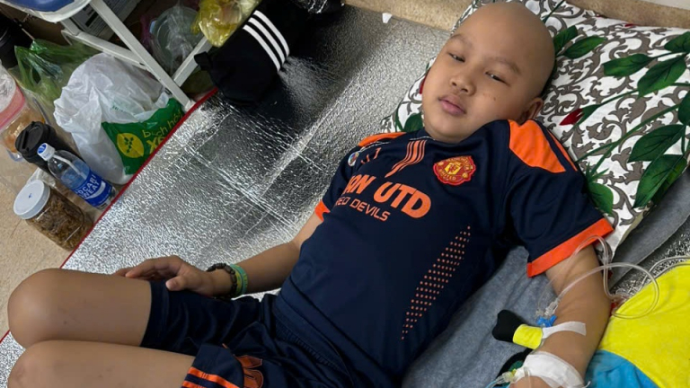 Người mẹ nghèo cầu xin mọi người giúp đỡ để có tiền chữa bệnh cho con trai