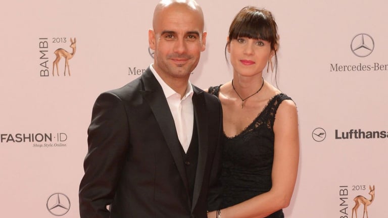 HLV Guardiola: 35 năm hạnh phúc bên vợ là 'chuyên gia thời trang'