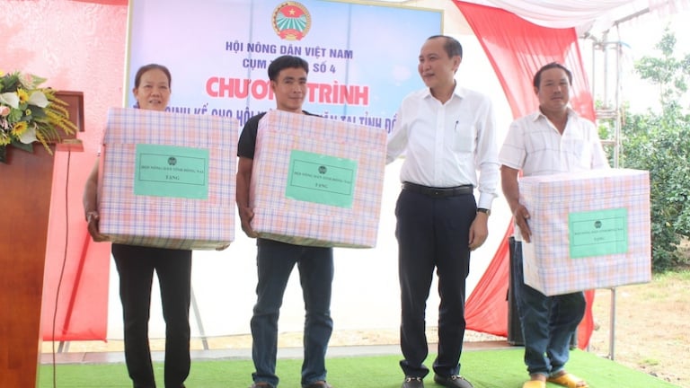 Phó Chủ tịch Thường trực T.Ư Hội Nông dân Việt Nam trao sinh kế cho hội viên, nông dân khó khăn ở Đồng Nai