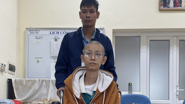 Khát khao đến trường của nữ sinh bị ung thư xương