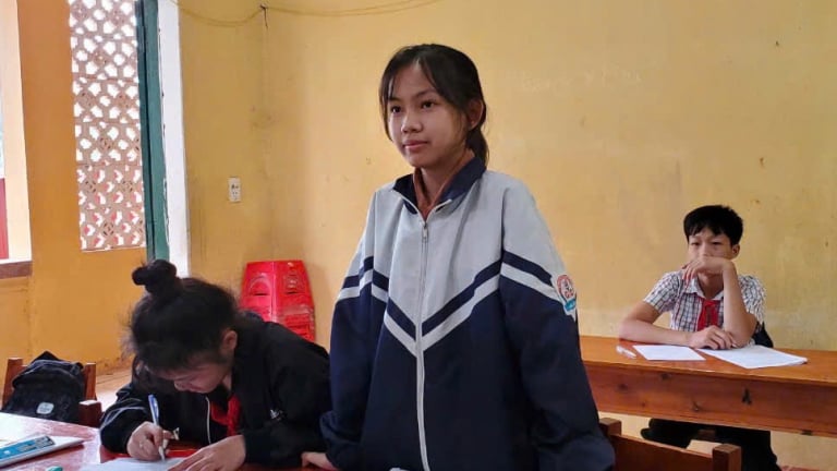 Cô học trò nghèo nhịn bữa sáng để có tiền đi học