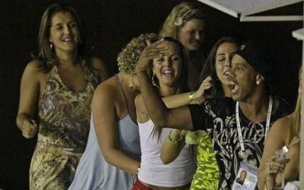 Ronaldinho “sex' năm 13 tuổi và những bí mật gây sốc