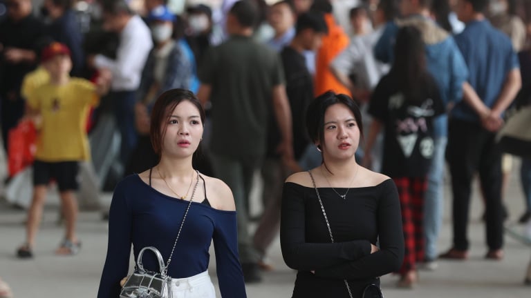 Mở cửa trở lại, Bảo tàng Lịch sử quân sự Việt Nam chật ních người, giới trẻ thi nhau tạo dáng check-in