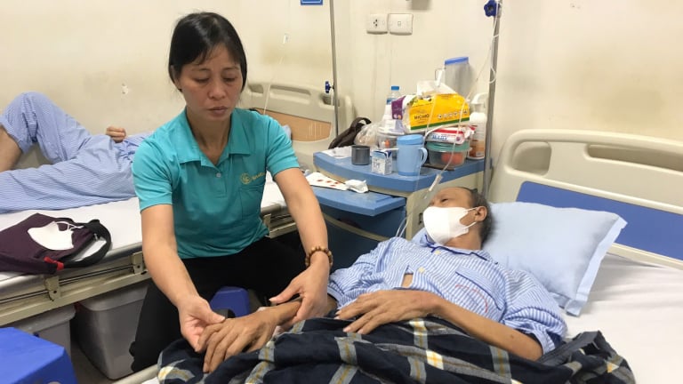 Người vợ khóc cạn nước mắt vì chồng bị ung thư máu