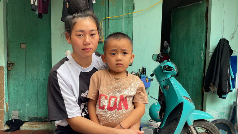 Bán cả đàn dê và mảnh ruộng cuối cùng không đủ cho con chữa bệnh ung thư xương