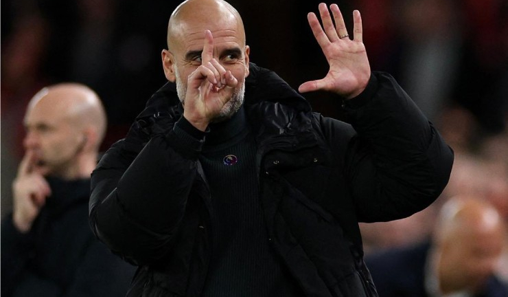 Bị CĐV Liverpool khiêu khích, HLV Guardiola đáp trả cực 'gắt'