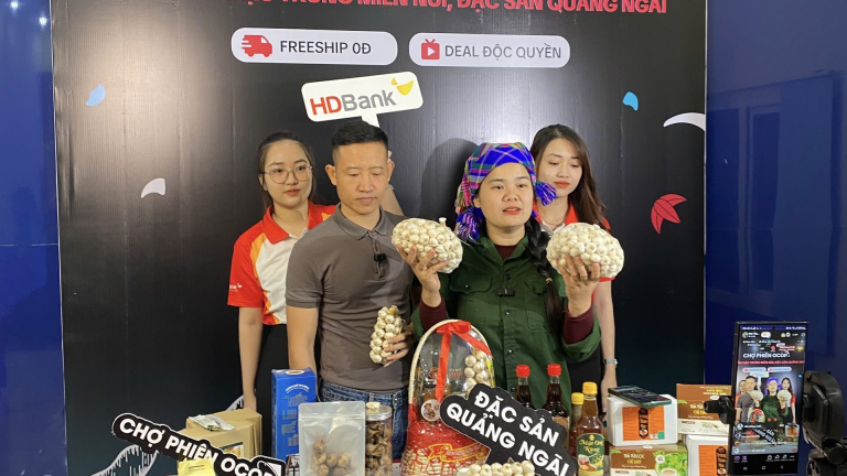 Chỉ 2 phút livestream trên TikTok, 100kg tỏi Lý Sơn đã được bán hết veo
