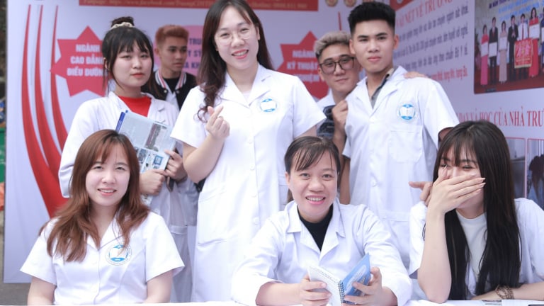 Tranh cãi đề xuất miễn học phí cho sinh viên ngành Y: Chuyên gia nói gì?