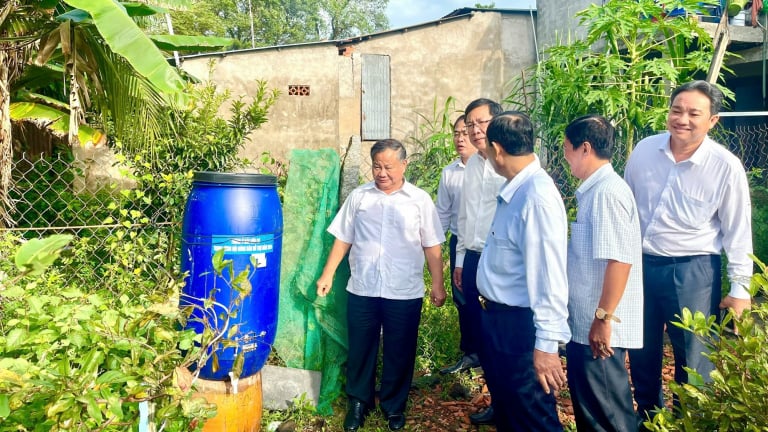 Phó Chủ tịch Hội NDVN Đinh Khắc Đính dự tổng kết mô hình phân loại, thu gom, vận chuyển rác thải ở An Giang