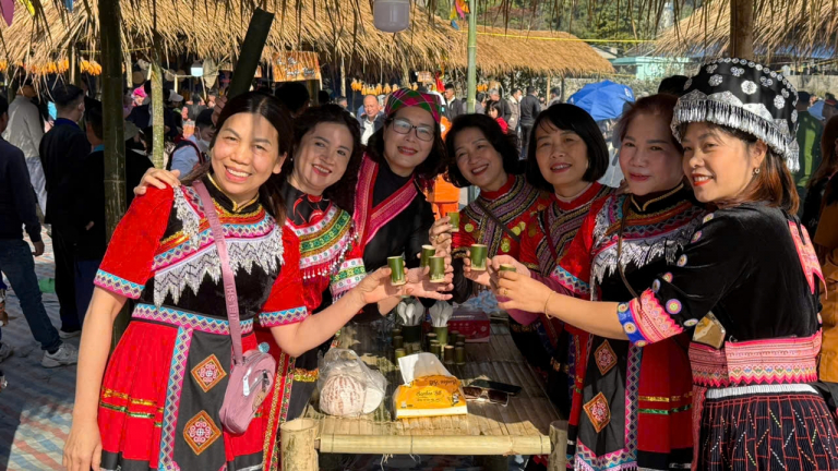 Sôi nổi ngày hội giao lưu văn hóa dân tộc mông ở một huyện vùng cao Điện Biên