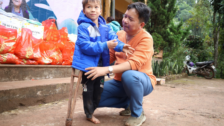 Chung tay mang Đông ấm tặng học sinh vùng cao Lào Cai