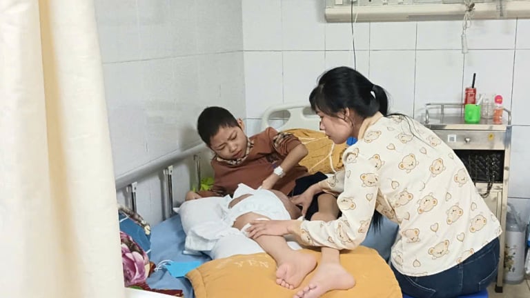 Xót xa cảnh người phụ nữ gánh trên vai cả gia đình bệnh tật