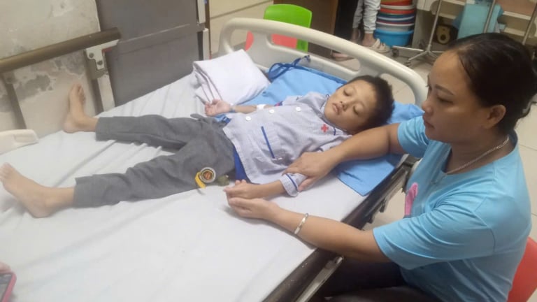 Gia đình nghèo lao đao vì con trai mắc bệnh ung thư