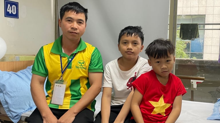 Người cha cầu mong phép màu đến với con trai bị bệnh tan máu bẩm sinh