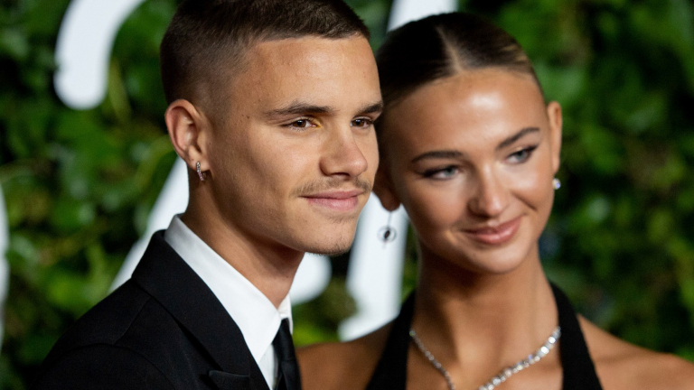 Con trai Beckham chia tay bạn gái lâu năm?