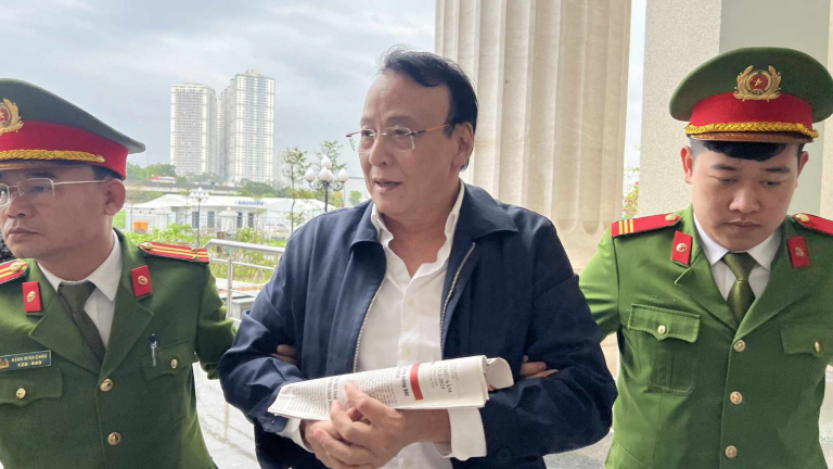Clip: Dẫn giải Chủ tịch Tân Hoàng Minh Đỗ Anh Dũng đến toà