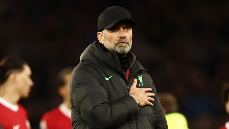 Thua Everton, HLV Klopp né tránh câu hỏi về cơ hội vô địch Premier League