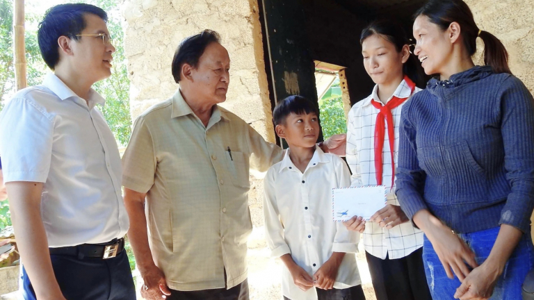 Báo Nông thôn Ngày Nay nâng bước con em nông, ngư dân nghèo tới trường