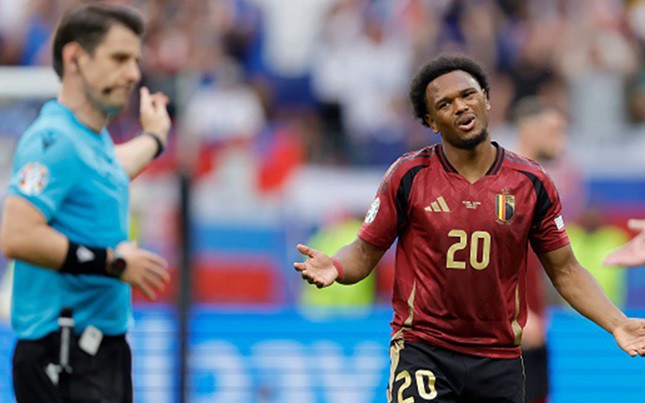 Trọng tài bị tố 'tai tiếng” vì VAR 2 lần từ chối bàn thắng của Lukaku