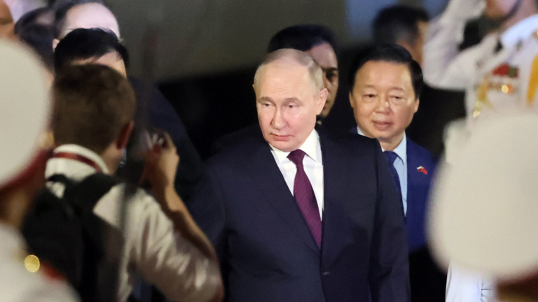 Hình ảnh Tổng thống Nga Putin tại sân bay Nội Bài