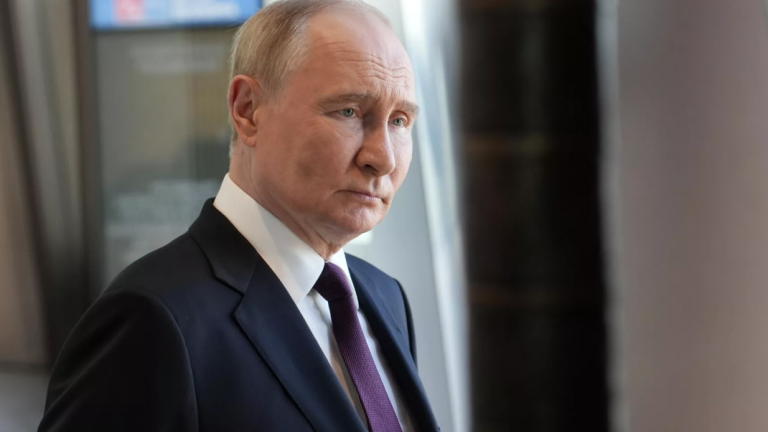 Tổng thống Nga Vladimir Putin đến Việt Nam, chuyên cơ của ông hạ cánh ở Hà Nội
