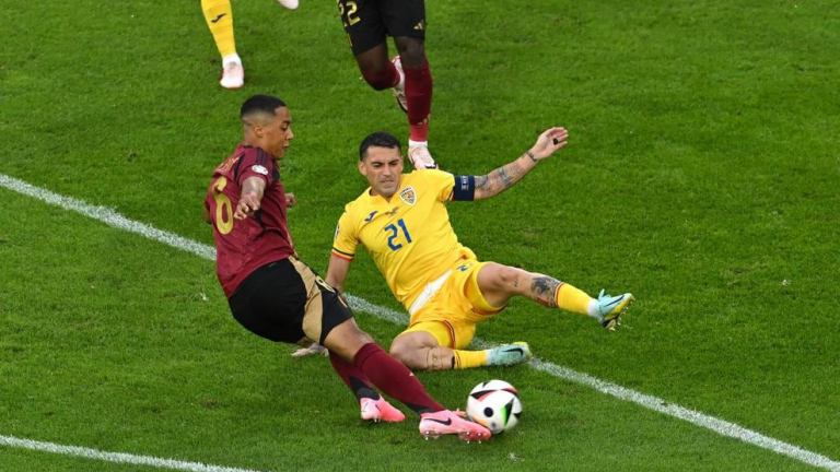 Lukaku 'làm tường' giúp ĐT Bỉ đánh bại Romania